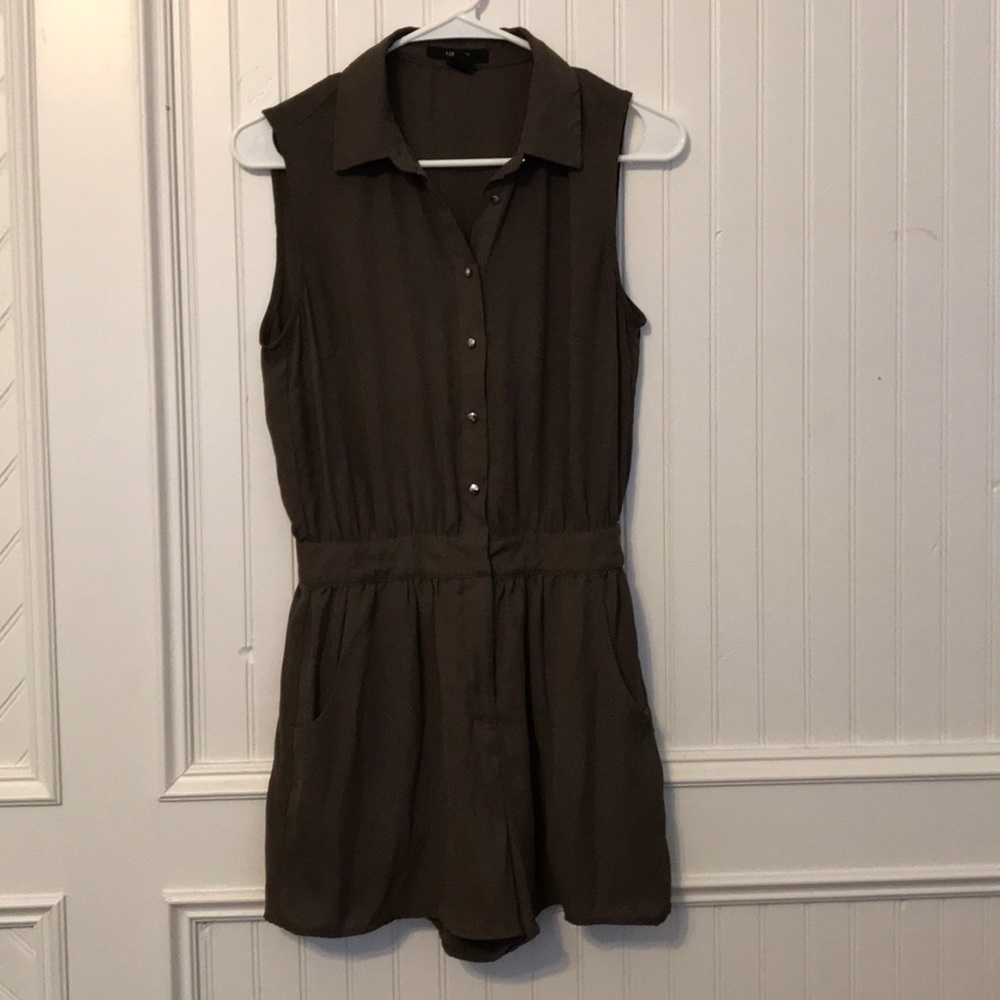 Sleeveless romper w/ pockets 💓